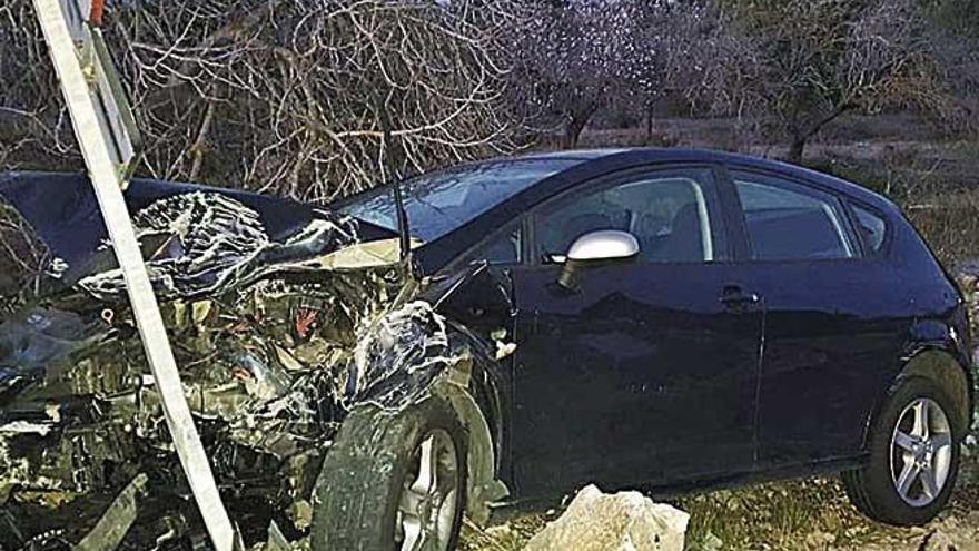 Un coche destrozado en Alcúdia