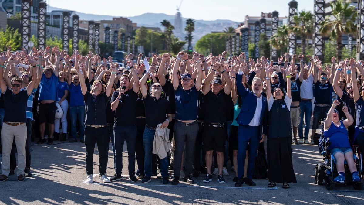 800 personas dibujan el logo de la Copa América de vela en el litoral de Barcelona. La mayoría de los participantes formaban parte del grupo de voluntarios del evento deportivo