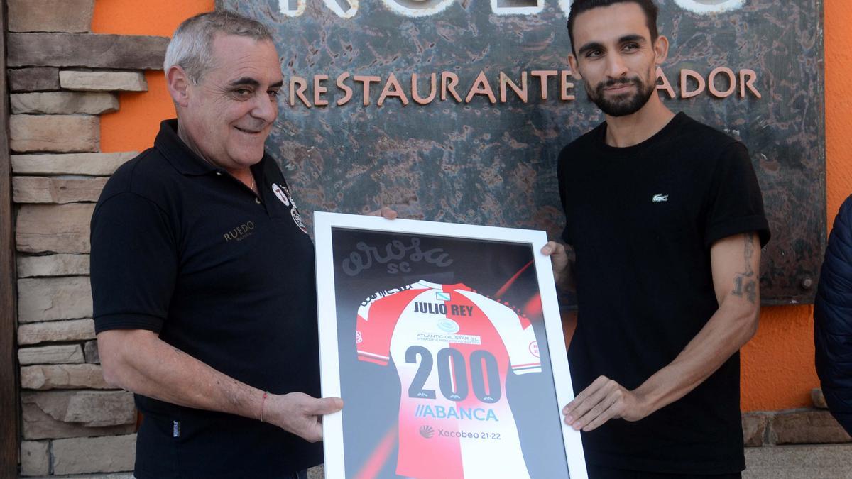 Julio Rey recibiendo el cuadro de su efemérides como arlequinado.