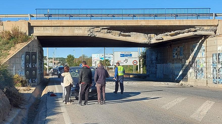 Un camión choca contra el puente de la N-332 sobre la CV-95 a la altura la La Veleta en Torrevieja