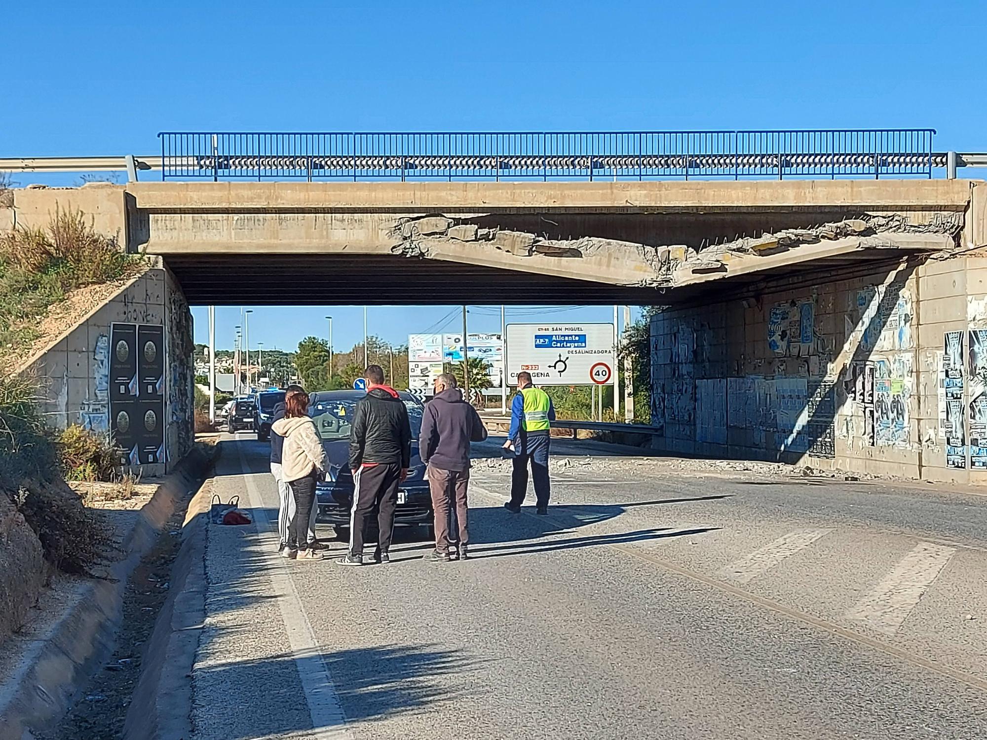 Un camión choca contra el puente de la N-332 sobre la CV-95 a la altura la La Veleta en Torrevieja