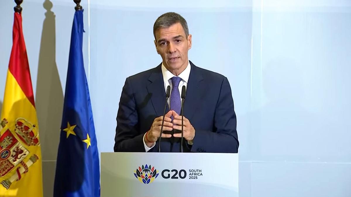 El presidente del Gobierno, Pedro Sánchez, en rueda de prensa desde Johanesburgo, en la cumbre del G20.