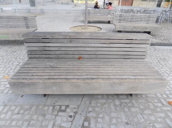 Brutícia al parc infantil de la plaça de la Reform