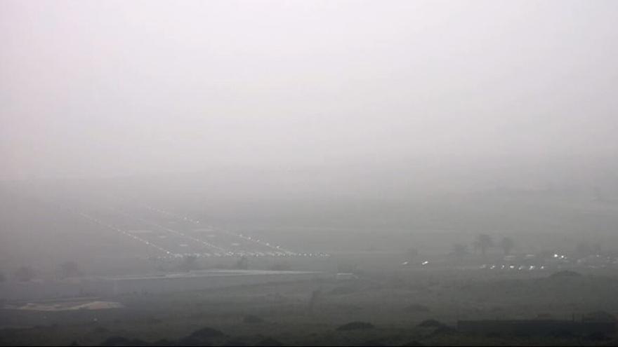 La calima reduce la visibilidad en el aeropuerto de Lanzarote y el viento obliga a desviar varios vuelos