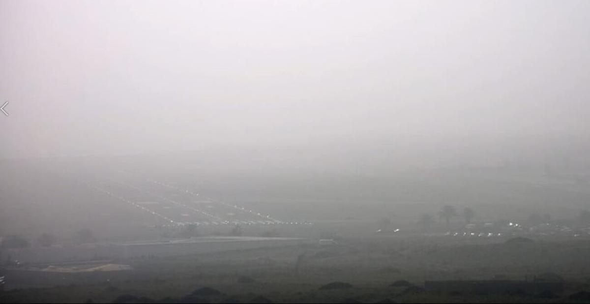 La calima apenas deja ver la pista del Aeropuerto César Manrique-Lanzarote el 26 de diciembre de 2022.