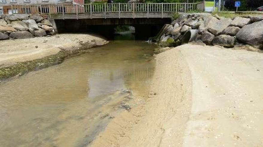 El río, ayer, transparente en la desembocadura. // G.N.