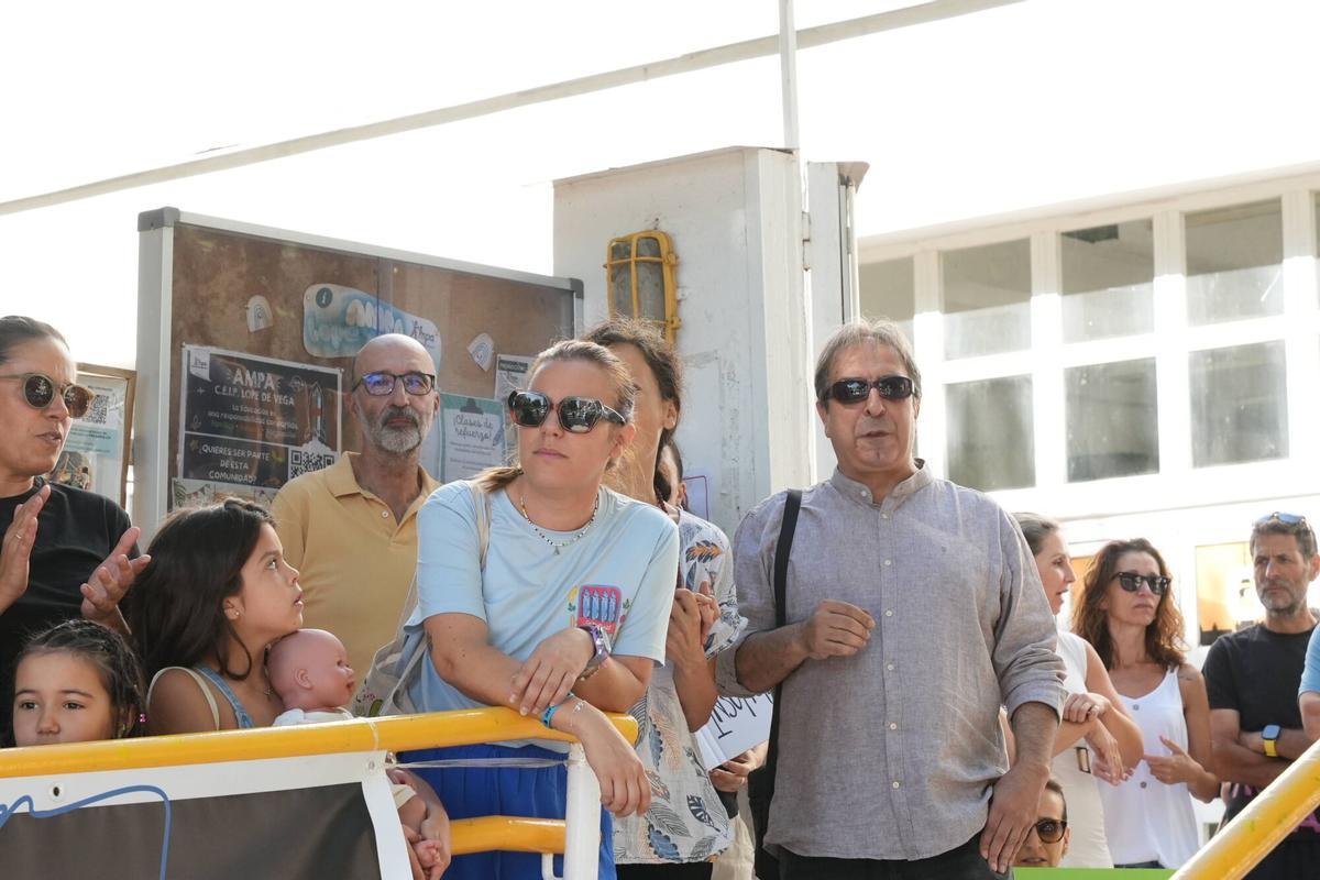 La manifestación en el colegio Lope de Vega, de Badajoz, en imágenes