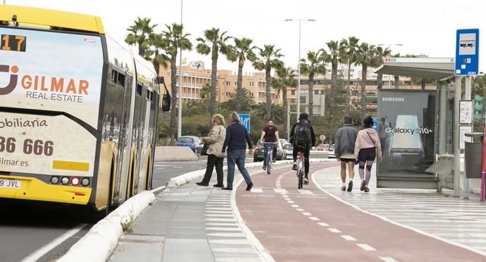 01.04.19.Las Palmas de Gran Canaria. Carril bici y parada de guaguas en la Avenida Marítima. Foto Quique Curbelo  | 01/04/2019 | Fotógrafo: Quique Curbelo