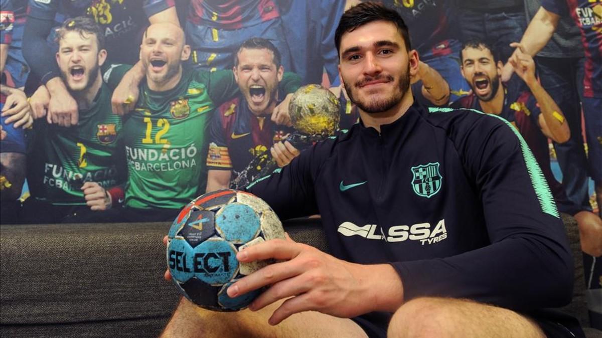 Ludovic Fabregas, en el Palau junto al póster de la última Champions blaugrana