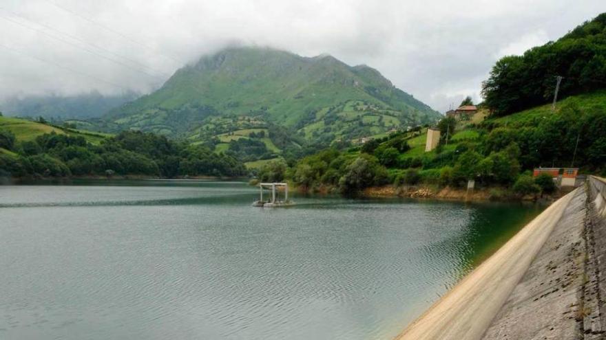 El embalse de los Alfilorios, en Morcín.