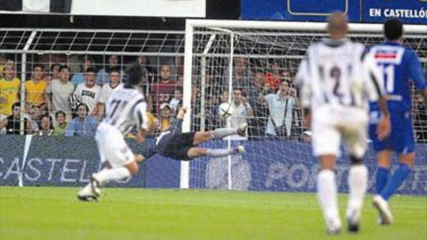 El Castellón busca heredero a Manu Busto, el goleador del último ascenso