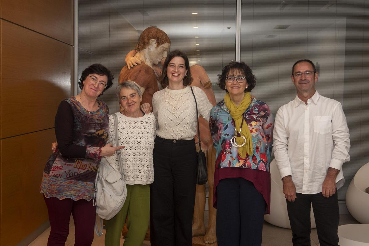 De izquierda a derecha, Lourdes Cordero, junto con los ponentes en la jornada: Isabel Marijuan, Bea Lema, Mónica Lalanda e Íñigo Marzábal, en la sede de la Fundación María José Jove.