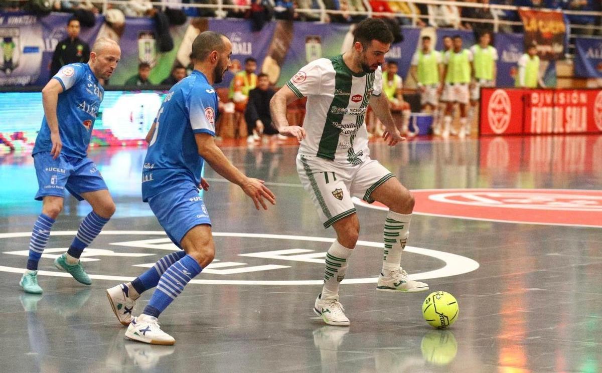 Juanan protege el esférico ante el menciano Boyis.