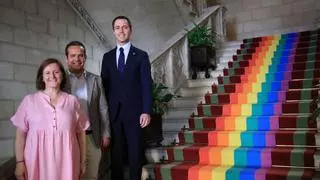 Con una bandera arcoíris no es suficiente: El Consell de Mallorca inaugura la primera alfombra LGTBI en la escalinata de Palau Reial