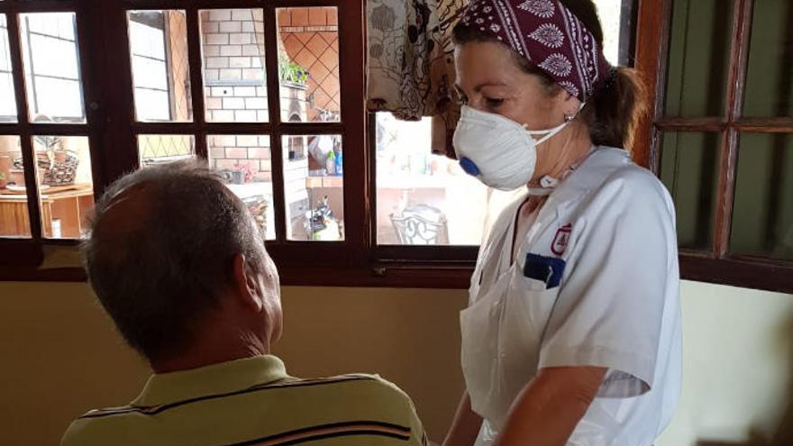 Una de las profesionales del servicio de atención a domicilio de Candelaria.