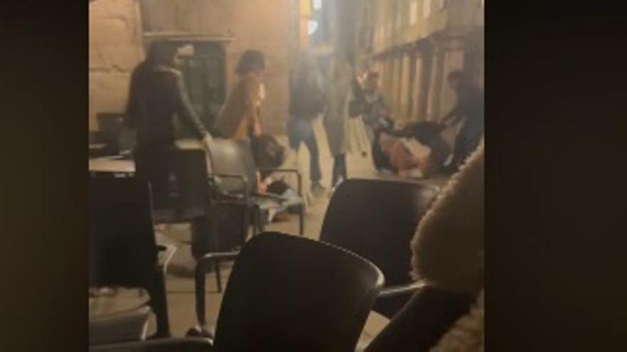 Varias jóvenes protagonizan una violenta pelea en Pontevedra: tirones de pelo, manotazos, patadas...