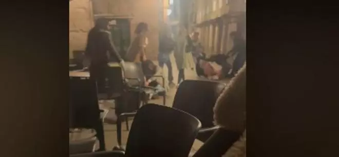 Varias jóvenes protagonizan una violenta pelea en Pontevedra: tirones de pelo, manotazos, patadas...
