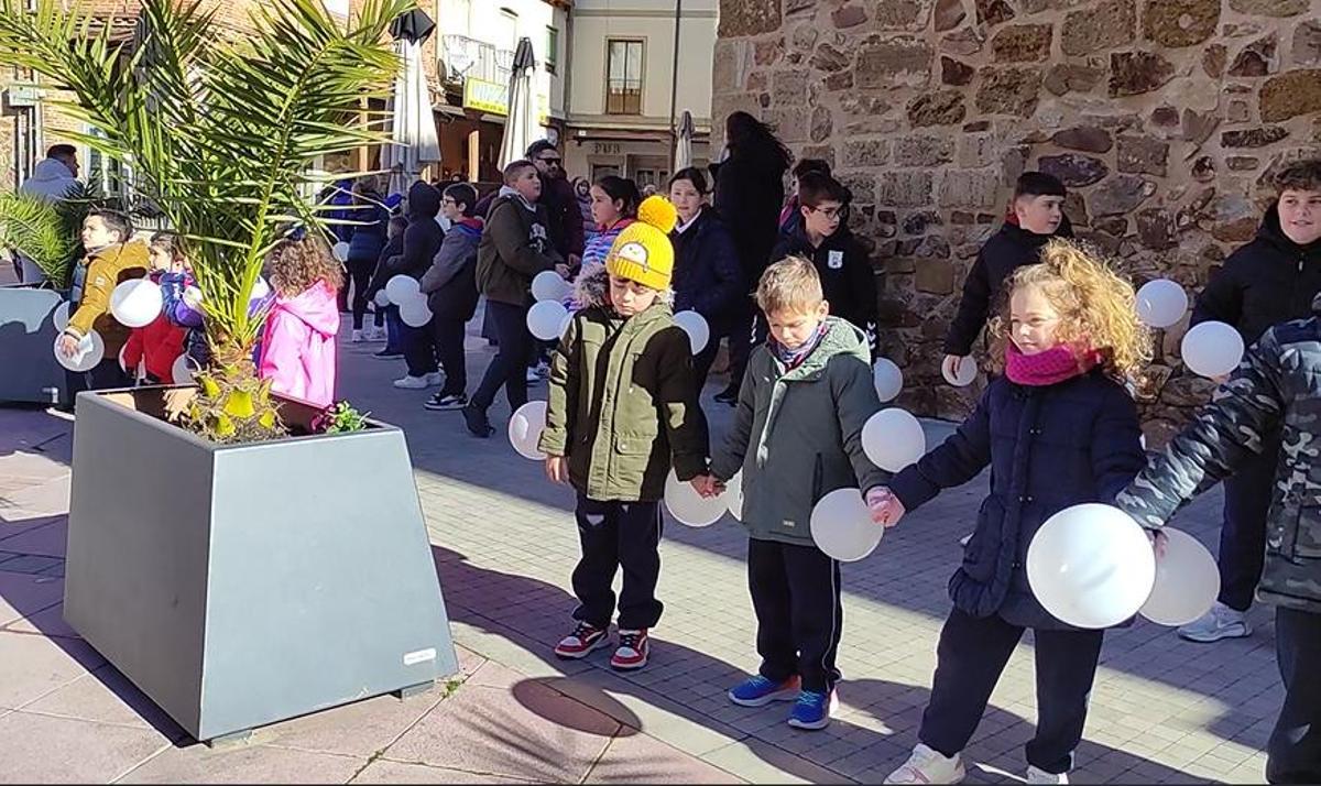 GALERÍA | El colegio Virgen de la Vega de Benavente realiza una gran cadena humana por la paz
