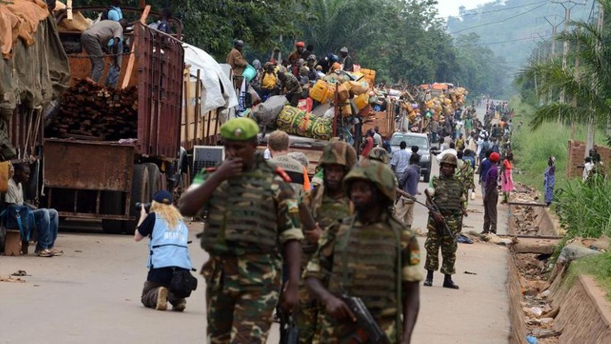 Soldados de la Misca escoltan el convoy de musulmanes en su partida de Bangui, este domingo.