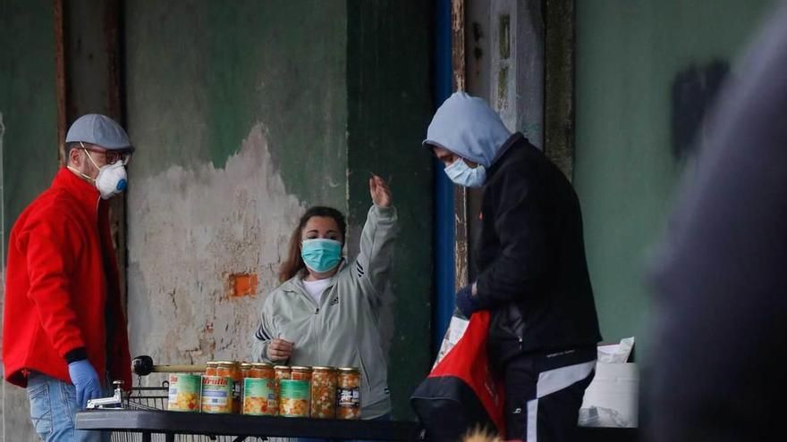 Reparto de alimentos de Cruz Roja, ayer, en Avilés.