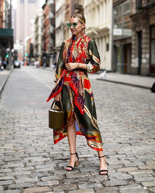 La bloguera Blair Eadie con el vestido de estampado pañuelo de Zara