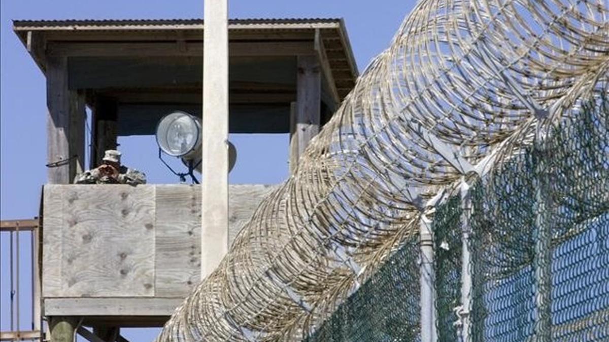 Un guardia vigila en una torre de control del penal de Guantánamo (Cuba), en abril del 2007.