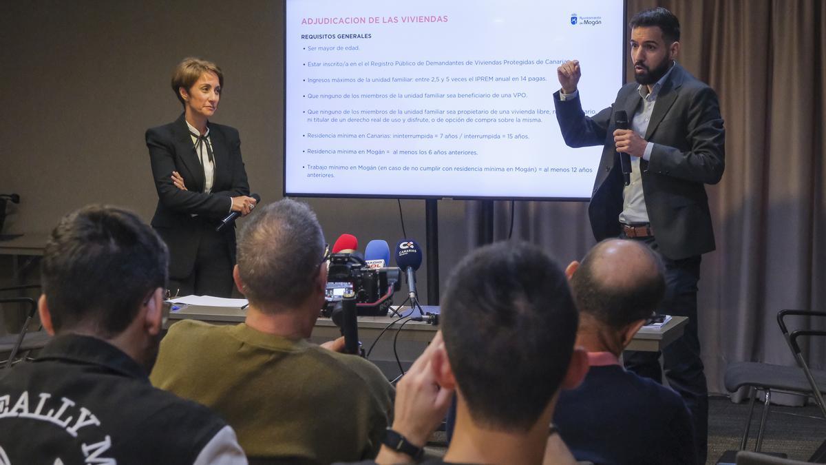 La alcaldesa de Mogán, Onalia Bueno, y el técnico municipal Alberto Álamo, en la presentación del proyecto de cesión de uso de suelo público para la construcción de viviendas de VPO en Mogán