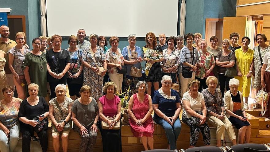 La estimulante literatura de Empar Ferrer, en Benissa: un verano de libros para las participantes en el taller de estimulación cognitiva