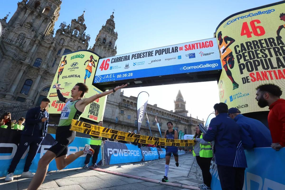 Momento en el que David de la Fuente cruzó la línea de meta para consagrarse como vencedor de la Pedestre en 2025.