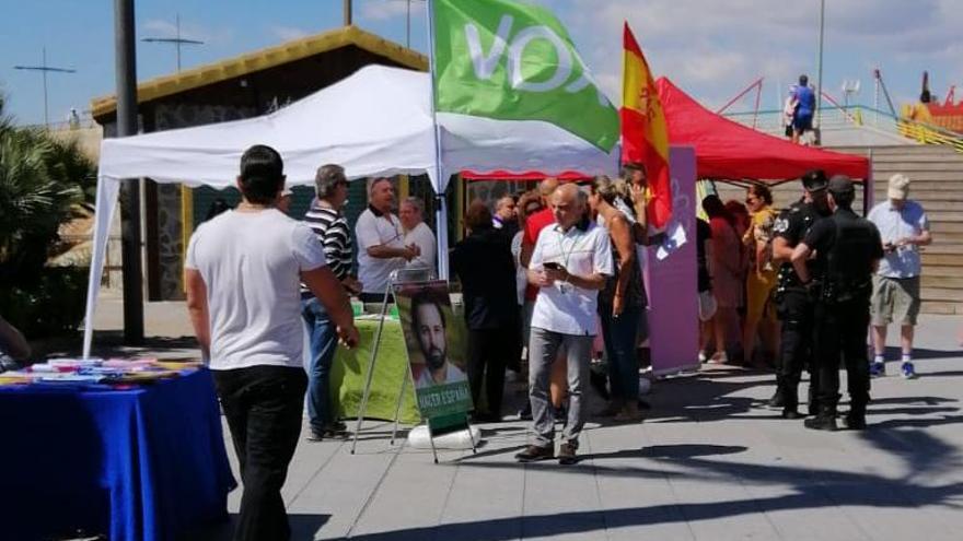 La Policía Local ordena la retirada de las carpas de Vox y el PP ubicadas junto a la feria de ONGs de Torrevieja