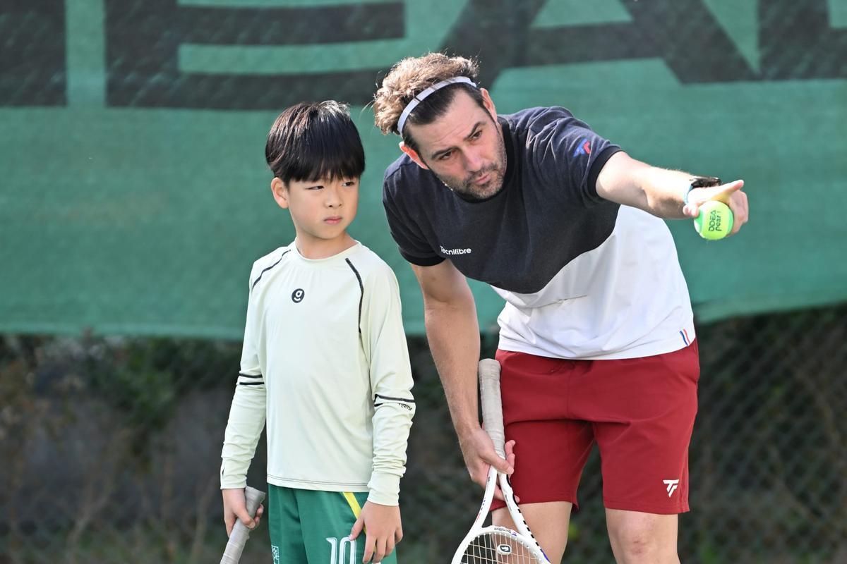 Juan David Cano Carillo, dando clases a un joven tenista chino