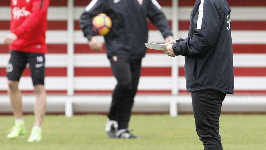 Rubi revisa sus notas durante el entrenamiento de ayer.