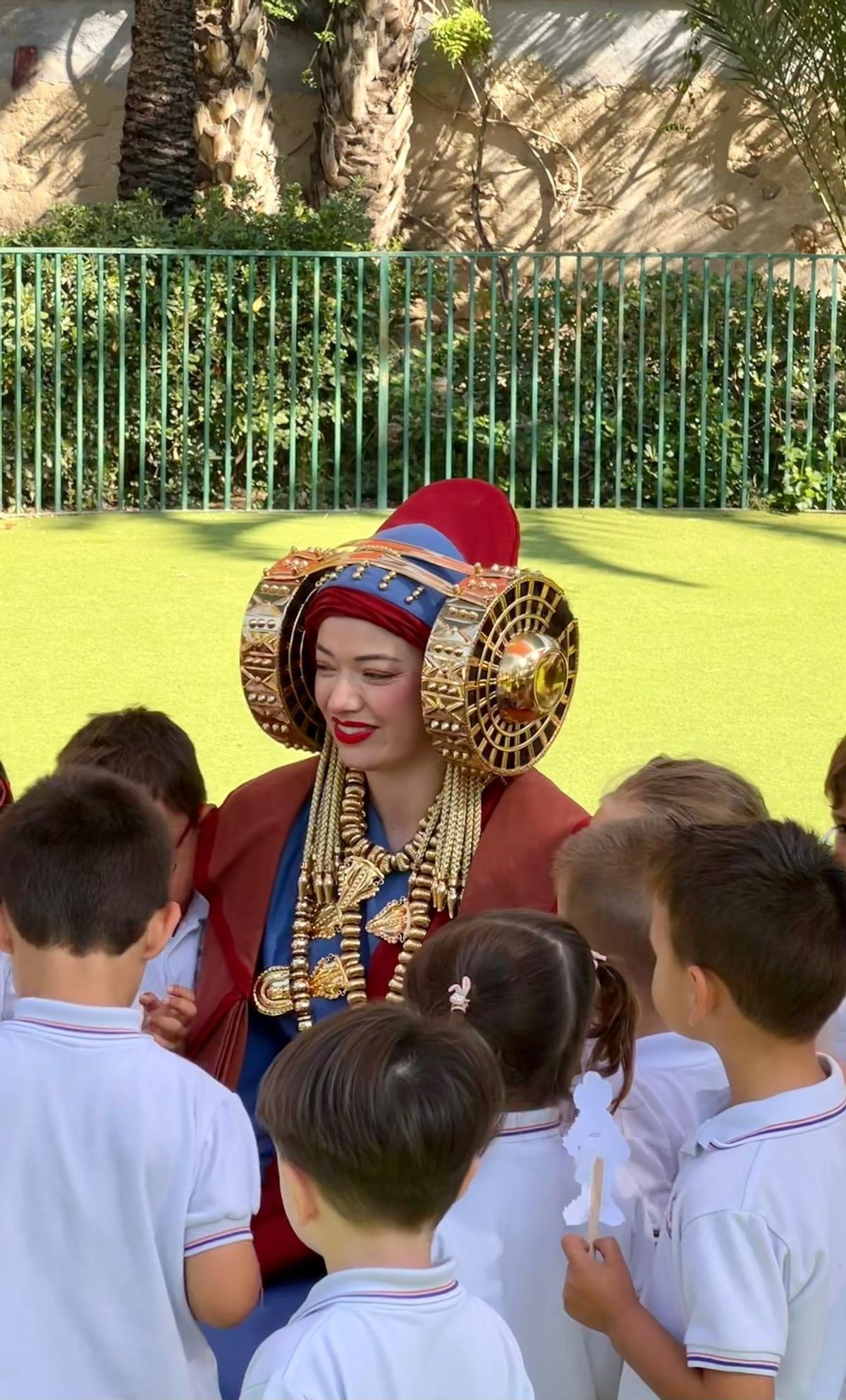 La Dama Viviente, rodeada de pequeños escolares La Dama Viviente, rodeada de pequeños escolares