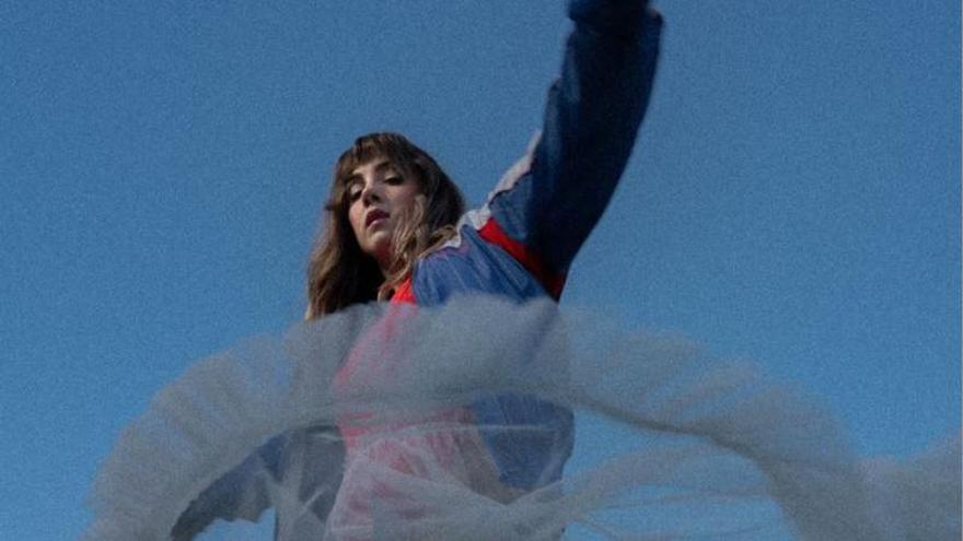 Carmesí, cantante y compositora: "Tiro al plato ha sido un proceso de apuntar hacia dentro para poder disparar hacia fuera"