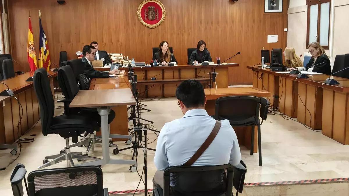 El acusado, durante el juicio celebrado en la Audiencia Provincial de Palma.