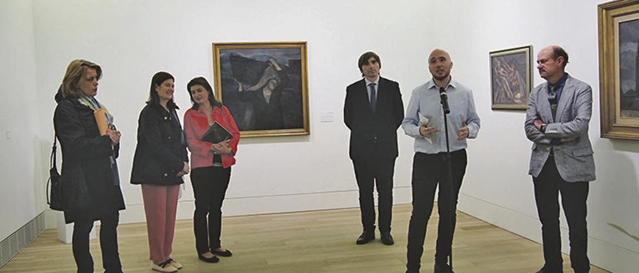 Mariana Valdés Moré, Covadonga Valdés Moré, Alfonso Palacio y Juan Carlos Aparicio Vega, en la presentación del lienzo (en el centro).