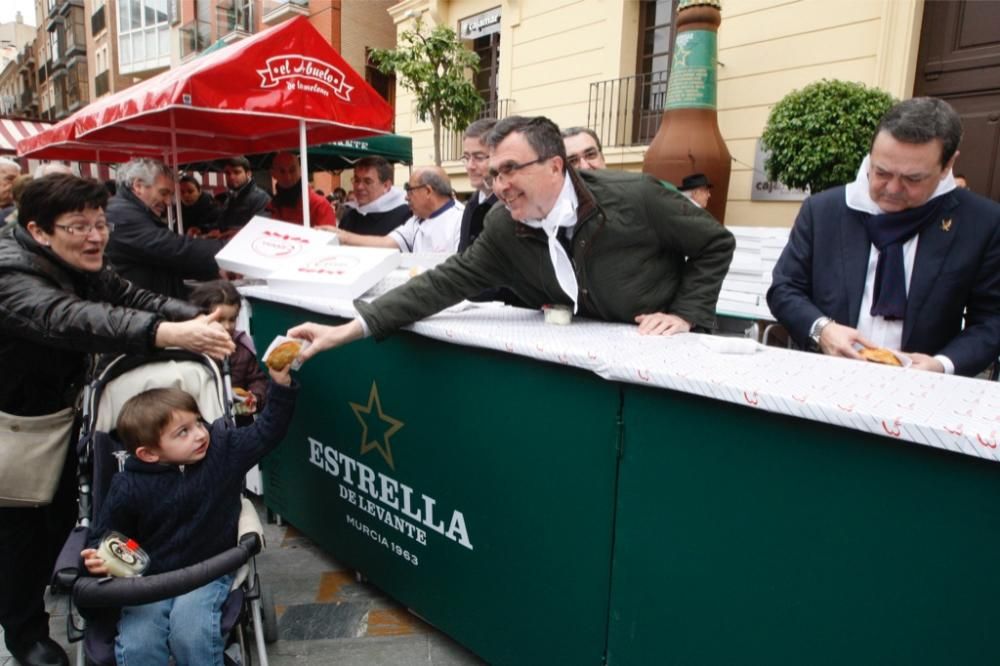 Reparto de pasteles de carne en la plaza del Romea