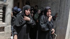Archivo - Mujeres palestinas durante un funeral en la Franja de Gaza (archivo)