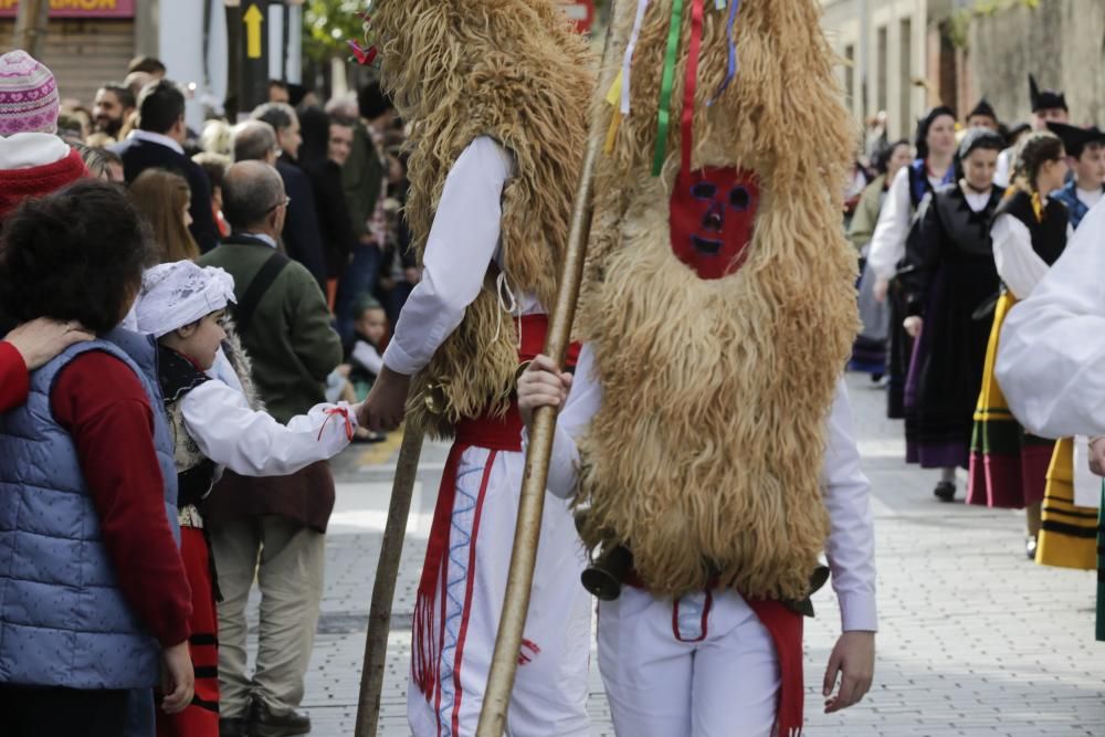 Desfile en Pola de Siero para celebrar los Güevos Pintos