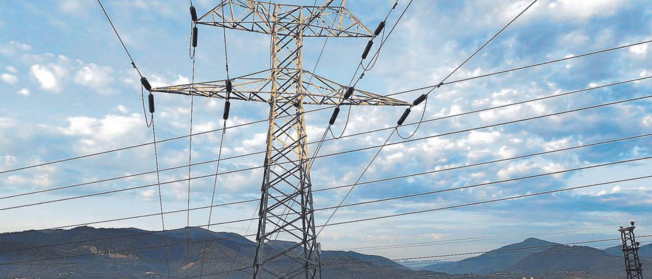 Una torre de transport d’energia en una fotografia d’arxiu. | EFE