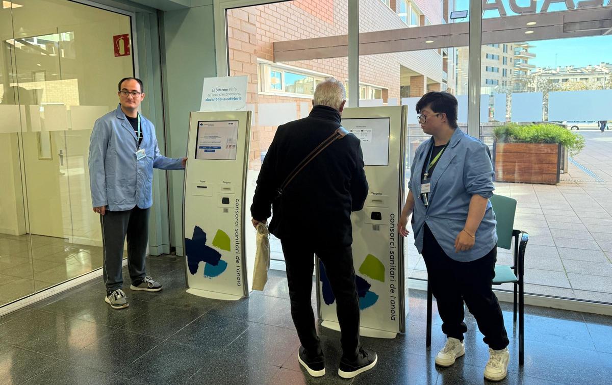 Usuaris d'Àuria fan d'informadors a l'Hospital Universitari d'Igualada