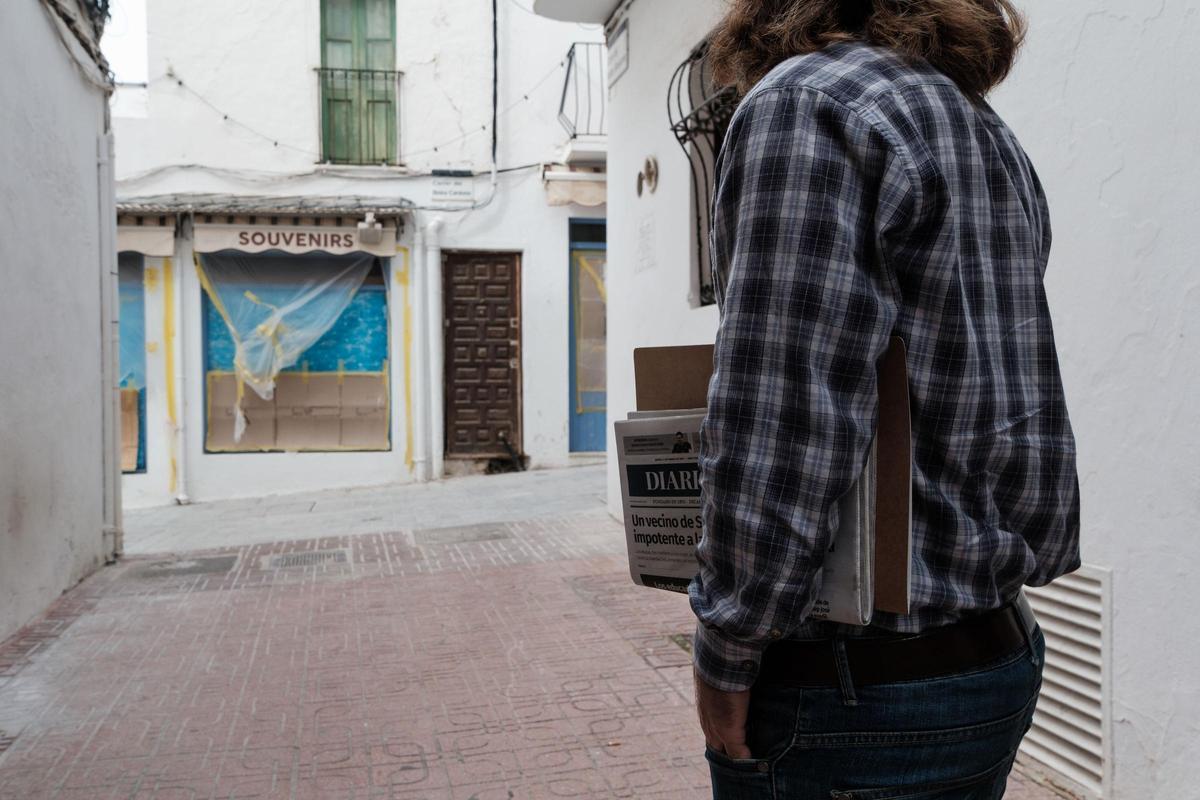 El propietario, este jueves delante de su vivienda, ya okupada.