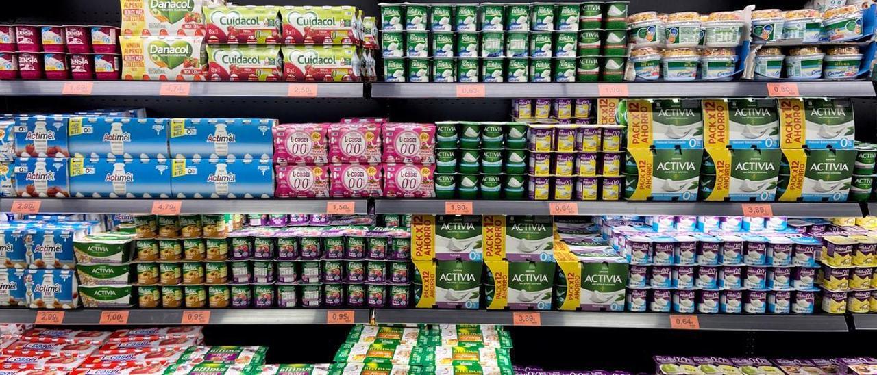 El prestatge d'un supermercat ple de iogurts