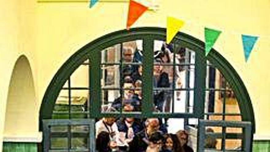 Cues per votar a la mesa de la Universitat de Barcelona.