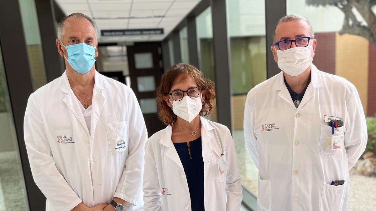 El jefe del laboratorio de Anatomía Patológica, la directora gerente Pilar Santos, y el jefe de Oncología