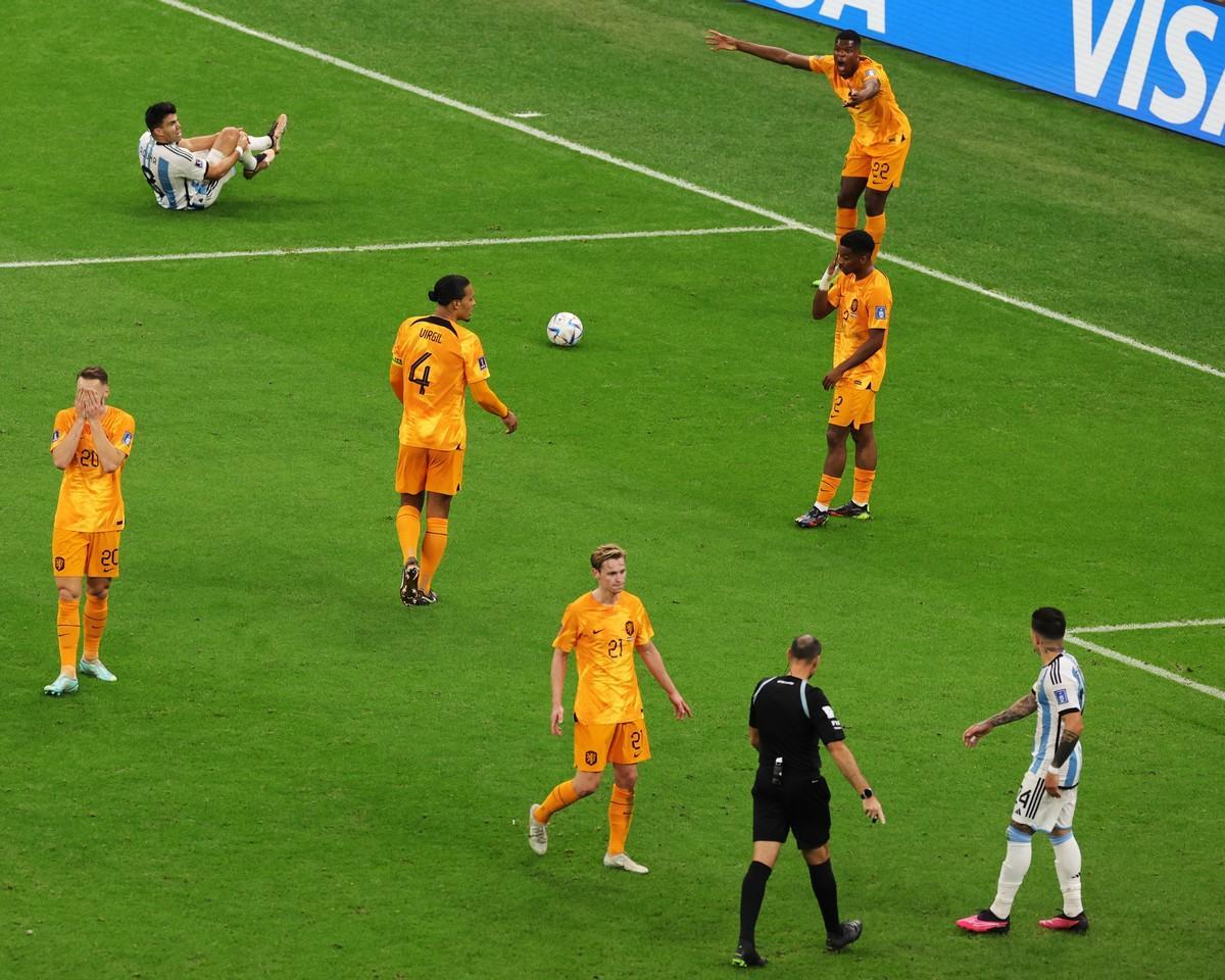 Así fue el show de Mateu Lahoz: amarillas por doquier y charlas interminables