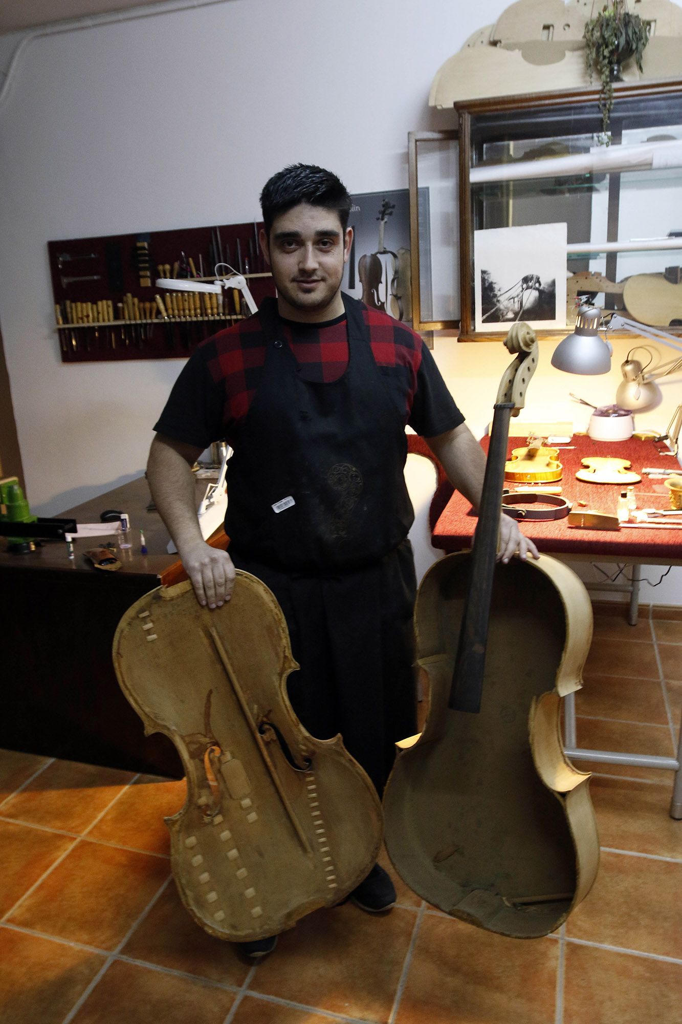 El luthier Anxo Cabreira Costas en su taller