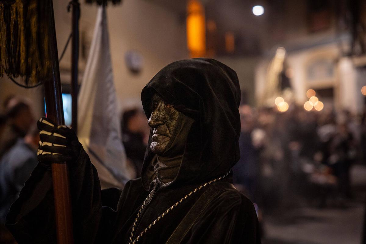 L’expectació per la Processó del Divendres Sant desborda el carrer