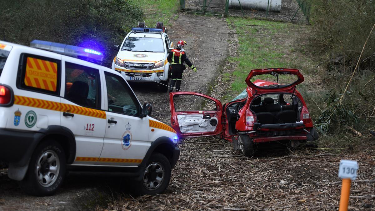 Los servicios de emergencia con el coche accidentado