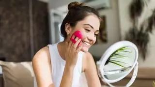 Cómo evitar las manchas de maquillaje en la ropa